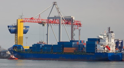 Fototapeta premium Ship loading in port