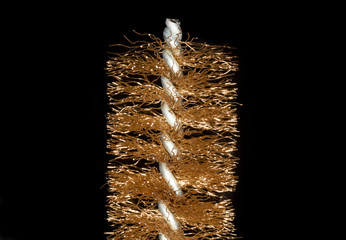 Spazzola con setole metalliche dorate