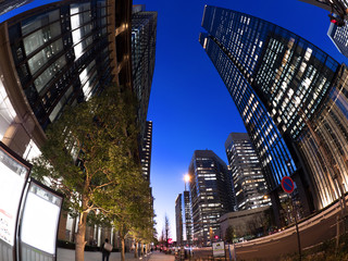 夕暮れのオフィスビル街 © moonrise