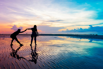 Fototapeta premium couples in love on the beach