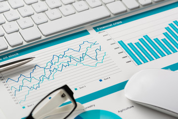 Obraz premium Preparing average sales report