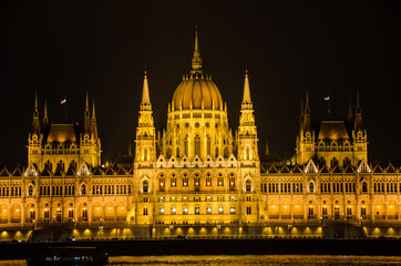 Fototapeta na wymiar Budapest - Parlamento di notte