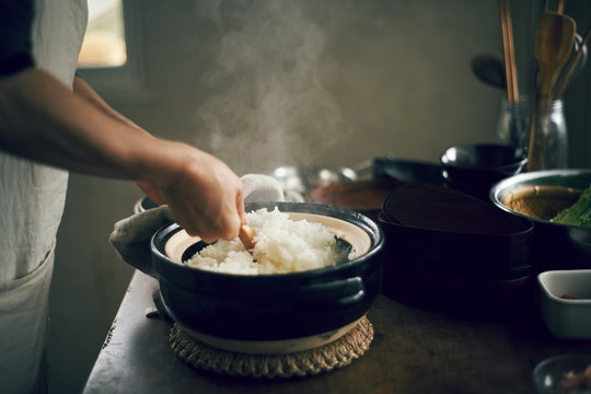土鍋で炊いたご飯をかき混ぜる