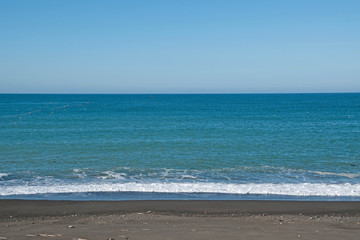 静かな海の海岸と青空　オホーツク海