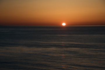 水平線に沈む夕日　オホーツク海