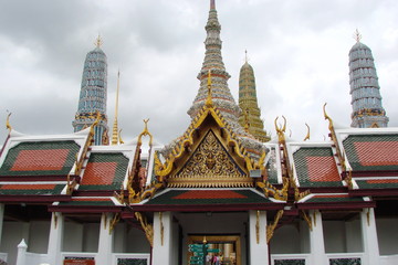 Fototapeta premium The unique architecture of Thai royal buildings, combined with the immense luxury of their design, attracts tourists from all over the world.