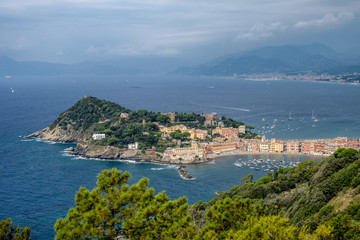 Fototapeta na wymiar Sestri Levante, panorama della Baia