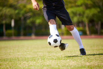Obraz premium asian football player playing on field