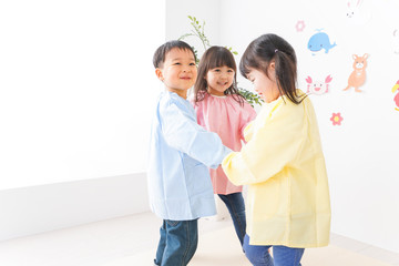 幼稚園・保育所・こども園で楽しく過ごす可愛い子供たち