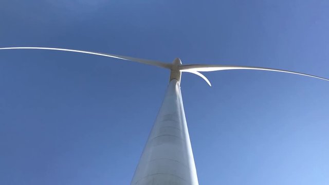 Moinho el&eacute;ctrico em parque e&oacute;lico