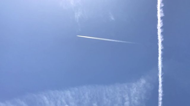 Avi&atilde;o a cruzar o c&eacute;u azul