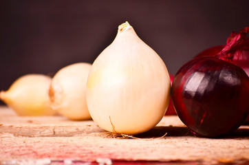 Obraz premium colorful onions on rustic wooden background
