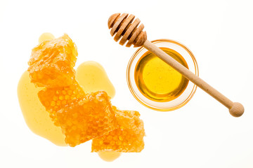 Honigl&ouml;ffel mit mehreren Honigwaben von Oben