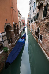 Fototapeta na wymiar Gondola ormeggiata in un rio a Venezia