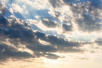 Obraz premium Clouds and sunrays at sunrise