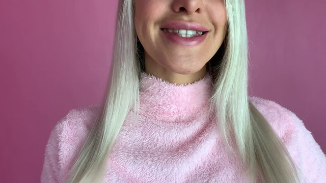 A woman with a broken front tooth removes and puts on a microprosthesis. Tooth implantation.