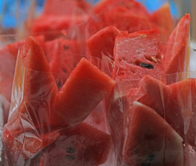 Obst Wassermelone in einer Plastiktüte To-Go
