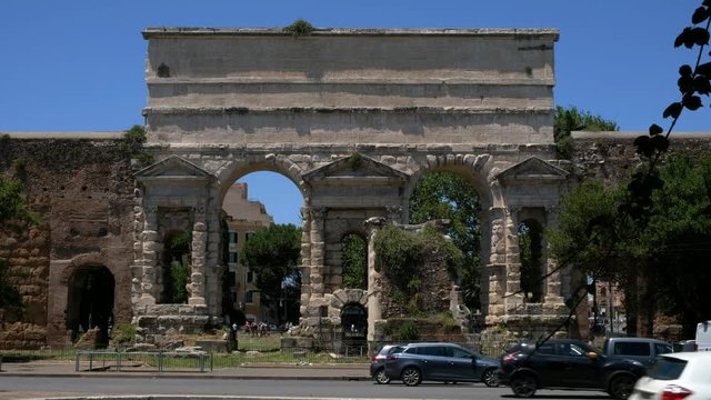 Roma (Patrimonio de la Humanidad). SPQR. Ciudad Eterna. La Porta Maggiore ( Porta Prenestina). Lazio, Italia, Europa.