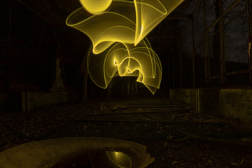 Light Art Painting in verlassenem Schuppen