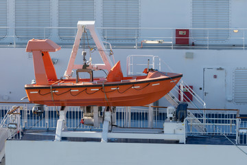 Schnelles Rettungsboot an einem Schiff