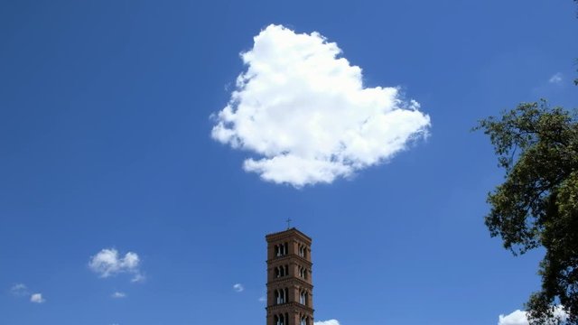 Roma (Patrimonio de la Humanidad). SPQR. Ciudad Eterna. Nube sobre torre de la Bocca della Veritá, Iglesia de Santa María in Cosmedin . Lazio, Italia, Europa.