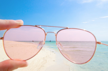 isola tailandia occhiali rosa felicità vacanza estate mare