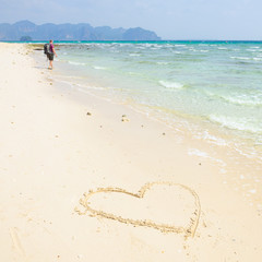 cuore disegnato sulla spiaggia di tailandia oceano