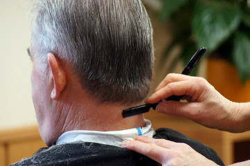 Männer Haarschnitt beim Friseur graues Haar
