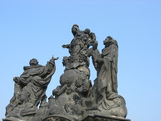 1402 fertiggestellte Karlsbrücke mit Statuen katholischer Heiliger