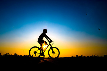Fototapeta premium Silhouette of cyclist in sunset background.