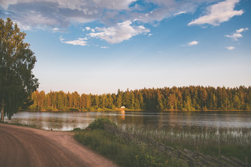 Schwedischer See im sommerlichen Abendlicht mit Campingbus