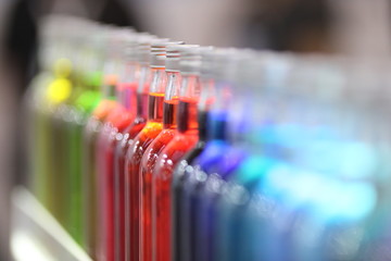 garrafas com líquidos coloridos