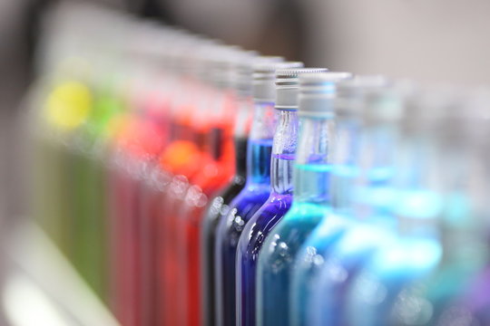 garrafas com líquidos coloridos