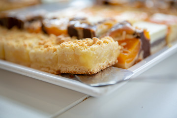 Kuchen auf Tablett