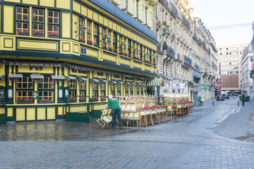 Naklejka premium BRUSSELS, BELGIUM - August 27, 2017: Restaurants in Old Town brussel, Belgium.