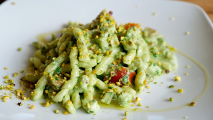 busiate, pesto e pesce spada