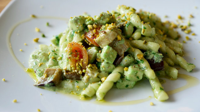 busiate, pesto e pesce spada