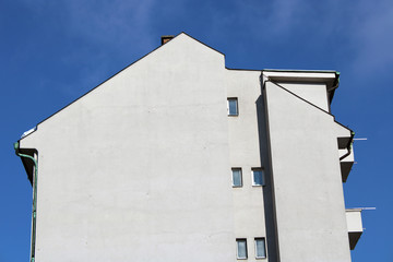 Facciata con tetto spiovente