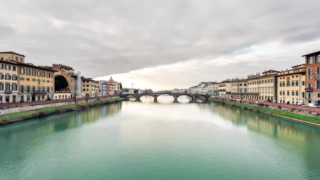 Time-lapse del fiume Arno e del Ponte alla Carraia con cielo nuvoloso