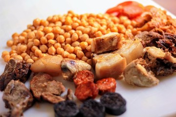Cocido madrileño con garbanzos y jamón