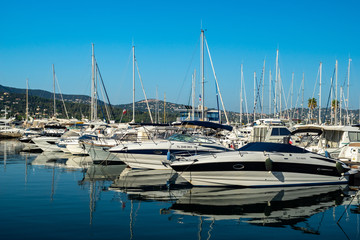 Fototapeta na wymiar Hafen mit Yachten und Reflexionen im Wasser in Cavalaire sur mer am Mittelmeer in der Provence Frankreich