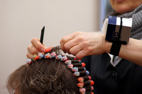 Dauerwelle Lockenwickler beim Friseur