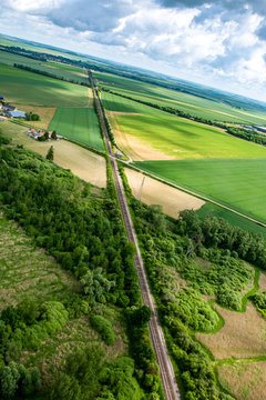 Vue a&eacute;rienne d'un voie ferroviaire entre Laon et Vervins (Aisne, France)