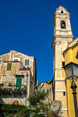Fototapeta na wymiar Pittoreske Altstadt und barocke Kirche San Giovanni Battista in Cervo in Ligurien Italien