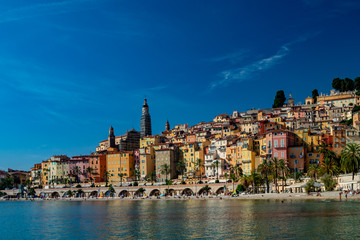 Blick auf den Strand und die Altstadt mit bunten Häusern in Menton an der französischen Riviera