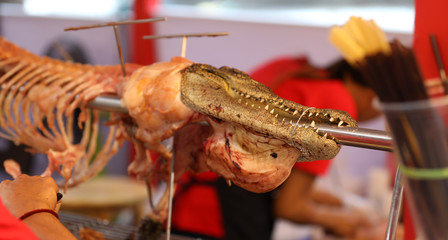 Gegrilltes Krokodil Street Food in Thailand
