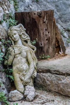 Statue einer nackten Frau am Wegesrand in Peillon Village in der Provence