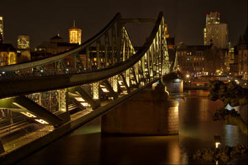 Fototapeta na wymiar Eiserner Steg bridge in Frankfurt City at night