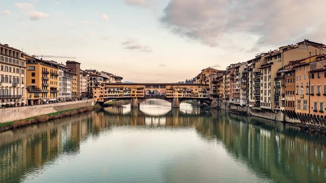 Time-lapse di Ponte Vecchio a Firenze con cielo nuvoloso