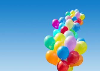 viele bunte Luftballons am Himmel - 250465035